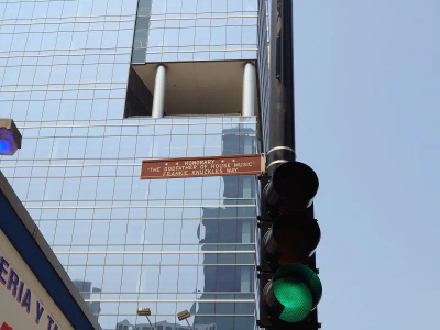 A photo of a street corner sign in Chicago that says "Honorary "The Godfather of House Music" Frankie Knuckles Way.
